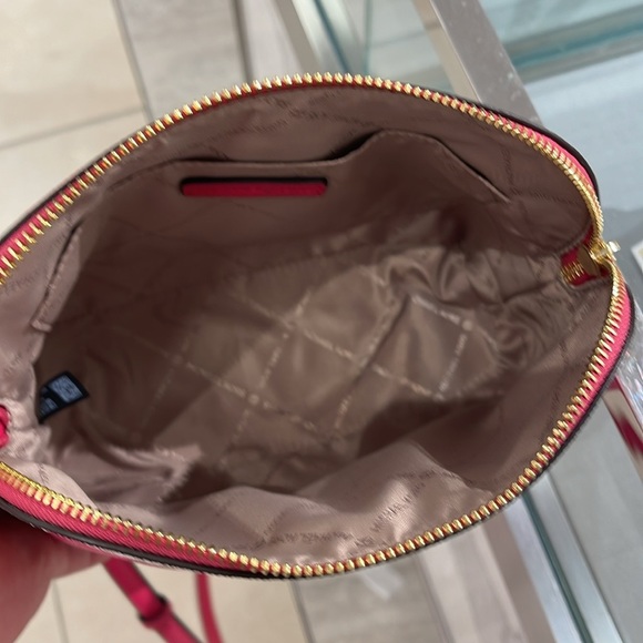 MICHAEL KORS
Jet Set Travel Medium Color-Block Signature Logo Dome Crossbody Bag - Picture 4 of 16